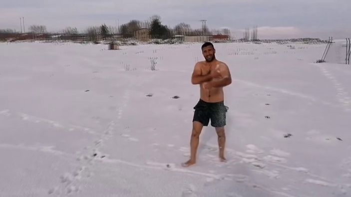 Erzurum'da, dondurucu soğuklara rağmen kendini kara gömdü