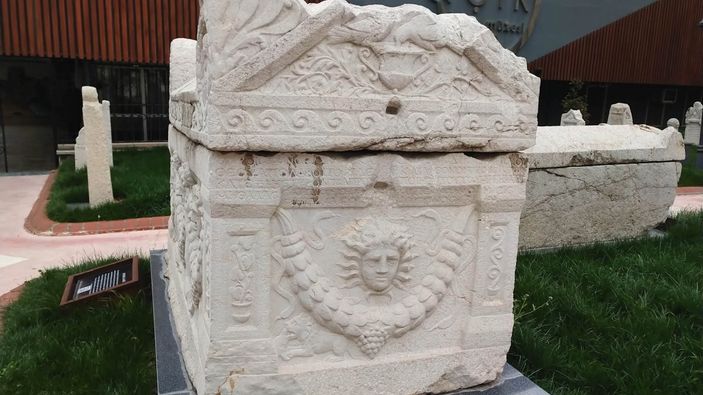 Amasya’da beddualı lahit dikkat çekiyor