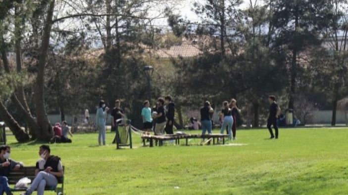 Sakarya'da güneşli havayı görenler soluğu parklarda aldı