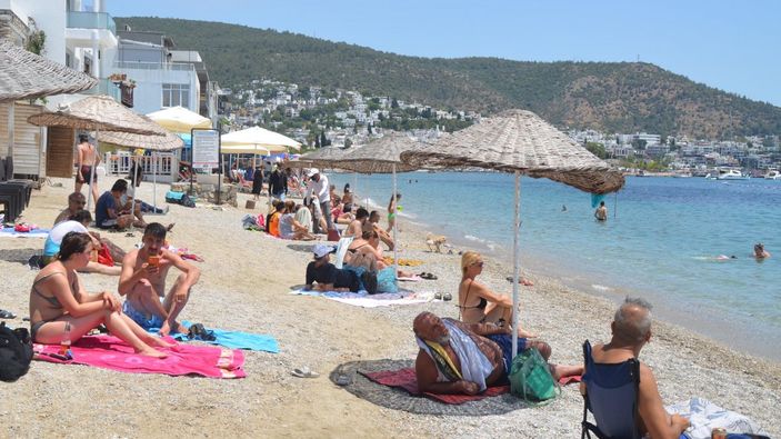 Bodrum'da sıcaklık 30 dereceye çıktı, sahiller doldu
