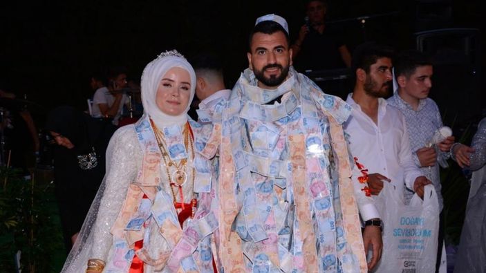 Antalya'da düğün üç kez ertelendi, damada para yağdı