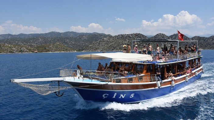 Kekova yerli ve yabancı turistlerin akınına uğradı