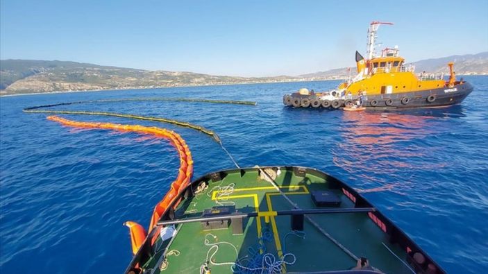 Suriye'den Akdeniz'e sızan petrolü 2 Türk gemisi temizliyor