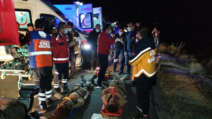 Van'da kaçak göçmenlerin olduğu minibüs devrildi:1 ölü 15 yaralı