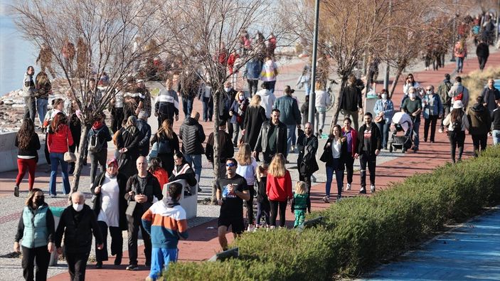 İzmir'de güneşli havayı gören kendini sokağa attı
