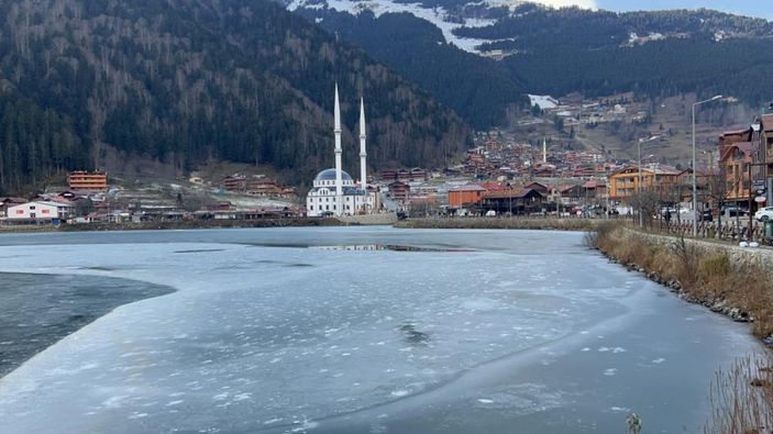 Uzungöl'ün büyük bölümü buz tuttu