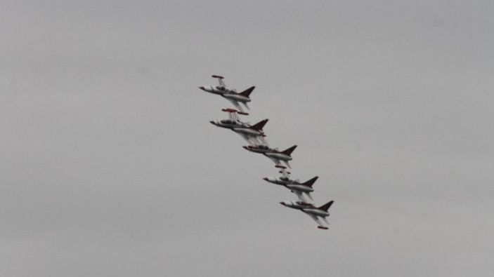 Türk Yıldızları'nın İskenderun'daki gösterisi nefes kesti