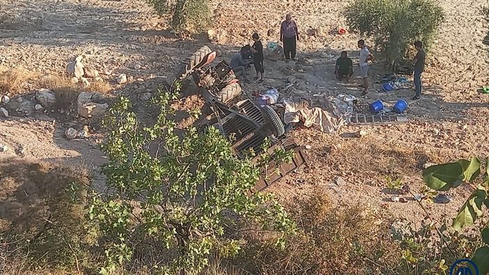Gaziantep'te şarampole yuvarlanan traktördeki 2 kişi öldü, 5 kişi yaralandı