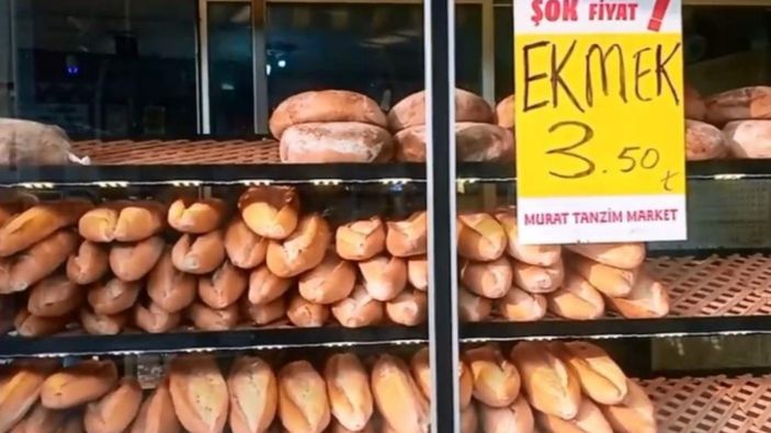 Manisa'da fırıncılara kızan esnaf ekmeğin fiyatını 3,5 TL'ye düşürdü
