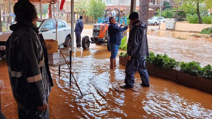 Muğla'da sağanak yağmur hayatı felç etti