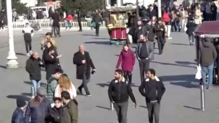 Taksim'de gece yağan kar yerini güneşli havaya bıraktı