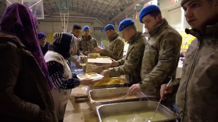 Mehmetçik depremzedeler için canla başla mücadelesini sürdürüyor