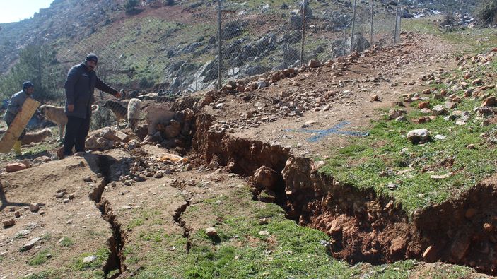 Gaziantep'te depremin yarattığı yarıklar