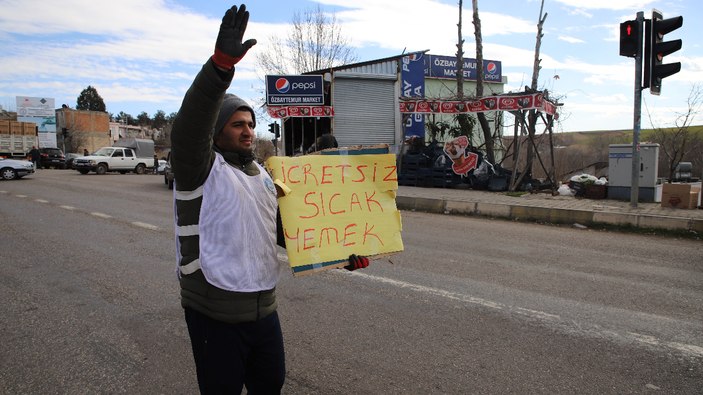 Adıyaman'a yardıma gelenlere depremzedelerden yemek ikramı