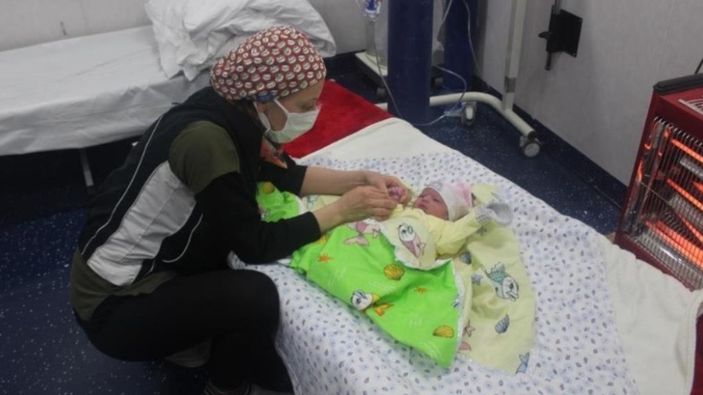 Yüzer hastaneye dönüştürülen askeri gemide bir doğum daha gerçekleşti