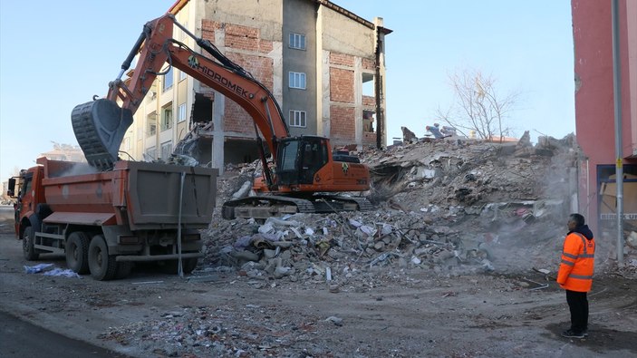 Elbistan'da yıkılan 342 binanın 185'inin enkazı kaldırıldı