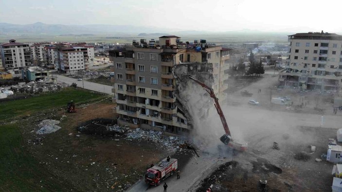 Depremin vurduğu Nurdağı ilçesinde ağır hasarlı binalarda çalışmalar devam ediyor
