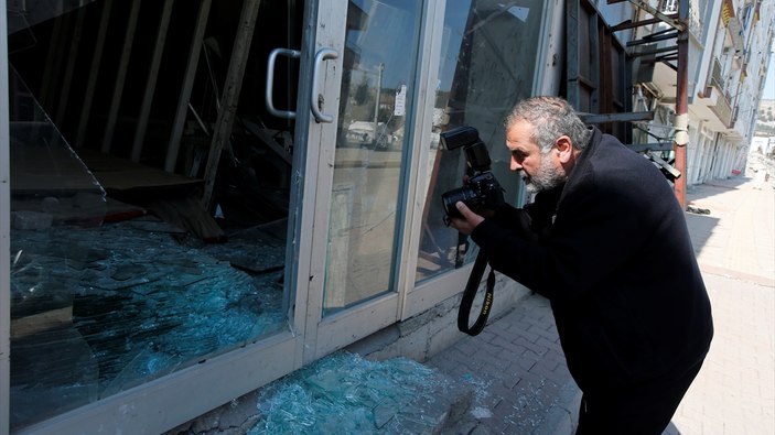 Adıyaman'ın faaliyette olan tek fotoğrafçısı depremzedeler için işinin başında