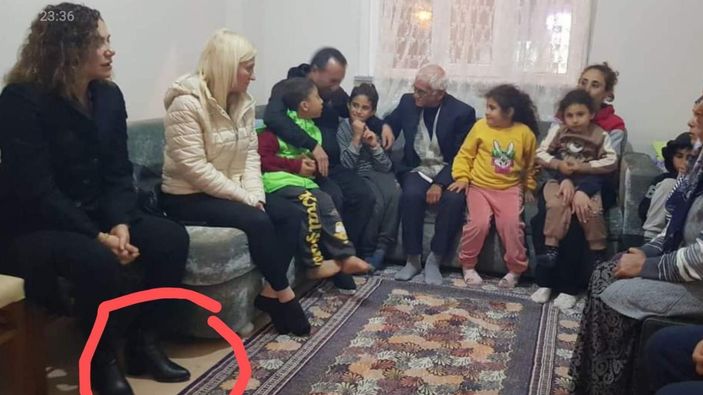 CHP’li Candan Yüceer, Tekirdağ’a gelen depremzedelerin evine ayakkabılarını çıkartmadan girdi