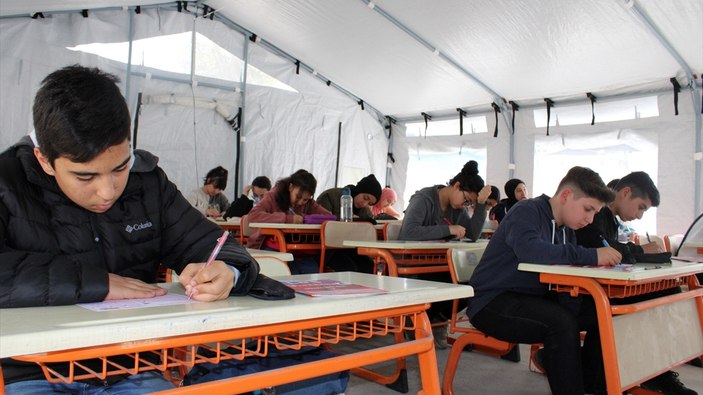 Hatay'da okul bahçesine çadır sınıflar kuruldu