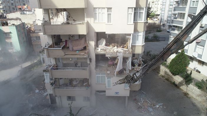 Adana'da depremde hasar gören 14 katlı apartmanın yıkımına başlandı