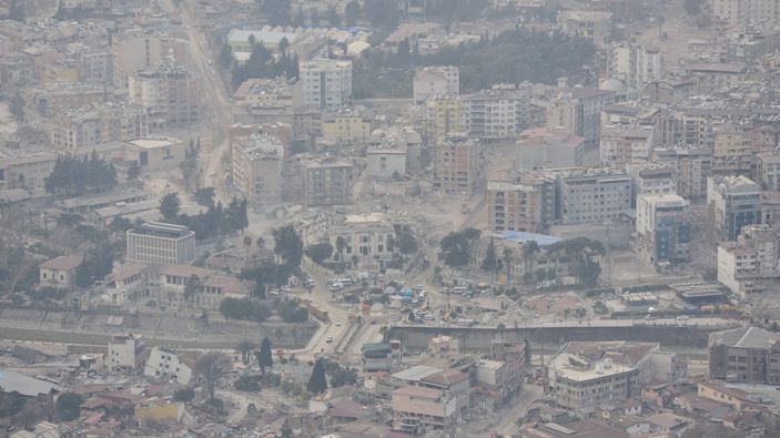 Deprem bölgesinde enkazlardan kaynaklanan tozlar için maske uyarısı