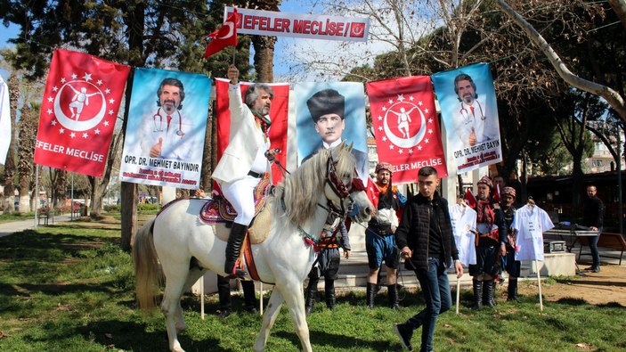İzmir'de doktor Mehmet Bayındır, at üzerinde bağımsız milletvekili adaylığını açıkladı