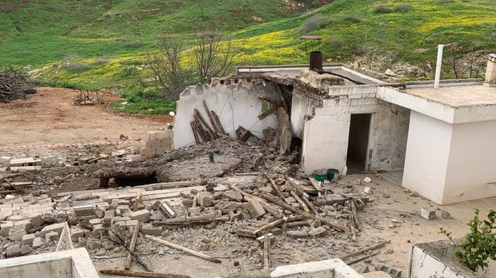 Kilis''te depremden etkilenen yapıya çivi çakmak istedi! Depo çöktü