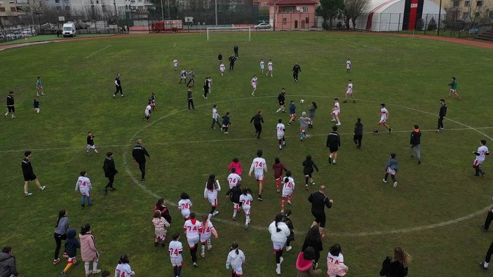 Bartın'da depremzede 100 çocuk, gösteri maçını 2-0 kazandı