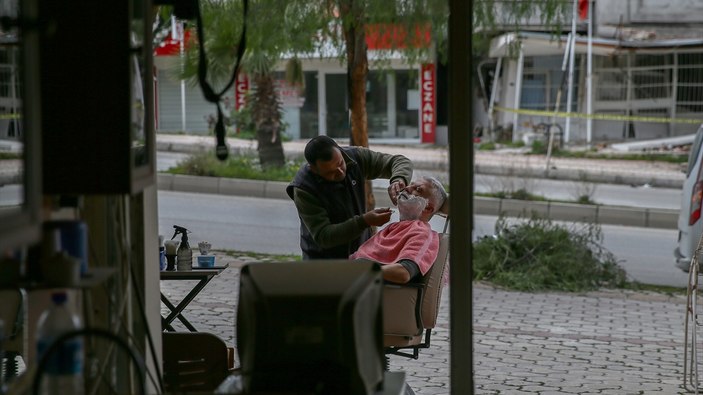 Hatay'da berberin açık hava mesaisi