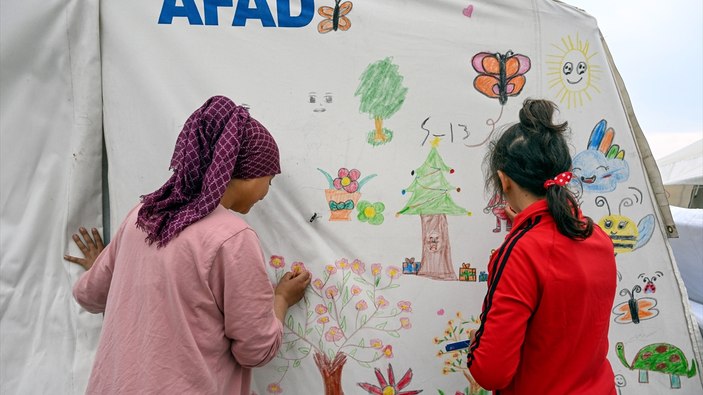 Hatay'da depremin çocukları! Çadırları renklendirdiler