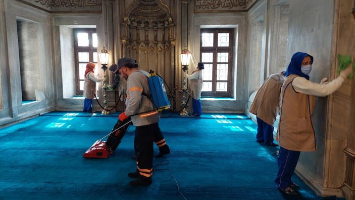 Eyüp Sultan Camii gül suyu ile yıkandı