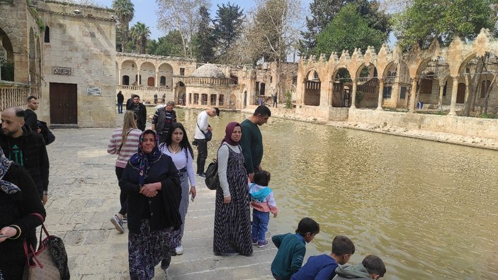 Şanlıurfa'da Balıklıgöl'ün suyu berraklaşıyor
