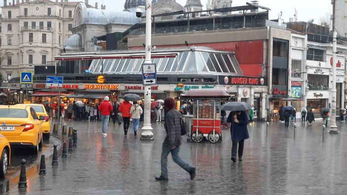 Taksim'de yağmura hazırlıksız yakalananlar kaçıştı
