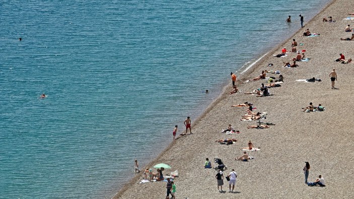 Antalya'da Konyaaltı Sahili'nde bayram öncesi yoğunluk!