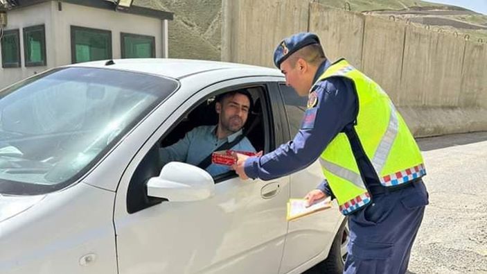 Hakkari'deki jandarma ekipleri, sürücülere şeker ikram etti