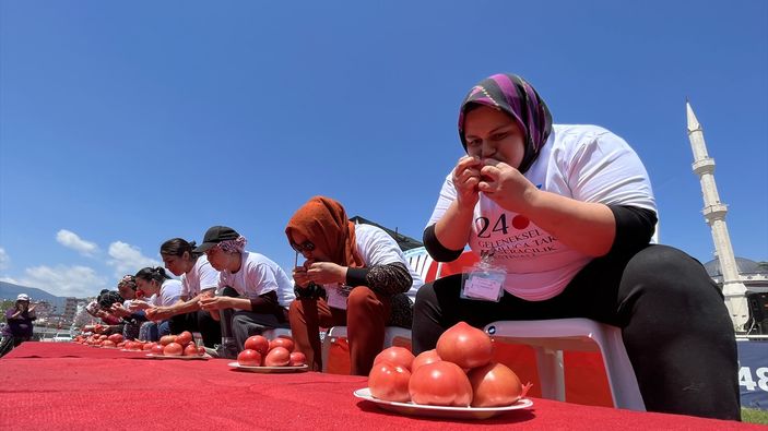 Kumluca'da kadınların domates yeme yarışması