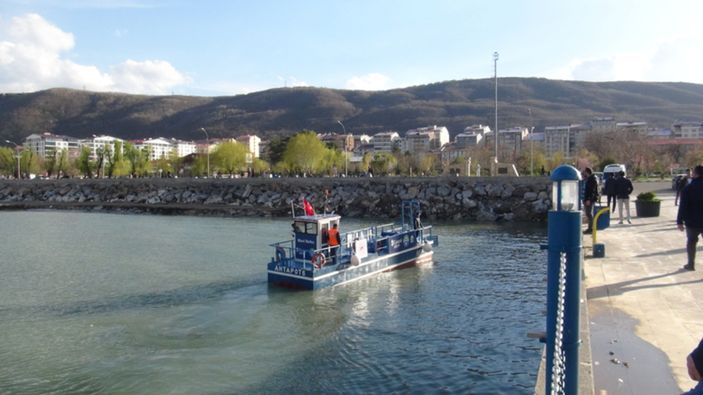 Van Gölü'nün yüzeyinde temizlik çalışması