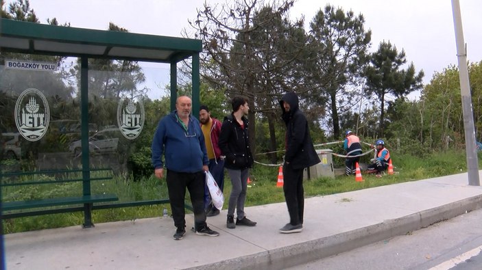 İstanbul'da otomobil İETT durağına daldı