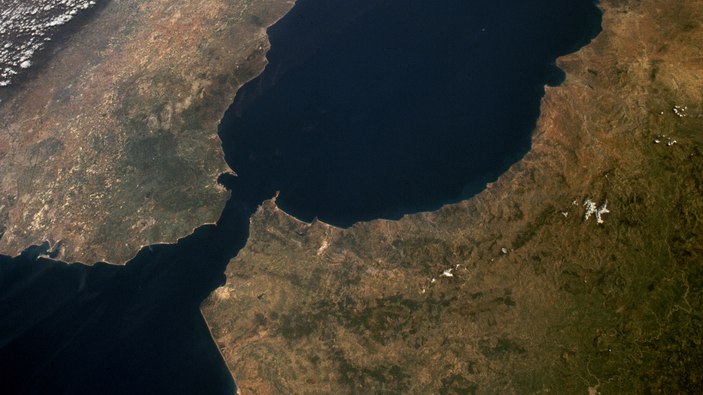 Afrika veya Avrupa'nın tektonik hareketi, Cebelitarık Boğazı'nı kapatsa ne olur