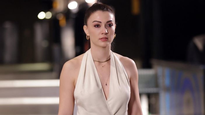 Burcu Özberk bikinili pozlarıyla Instagram'ı salladı: 'Manzara yanında sönük kalmış'