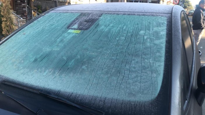 Kars'a kış geldi! Araçların camları buz tutmaya başladı