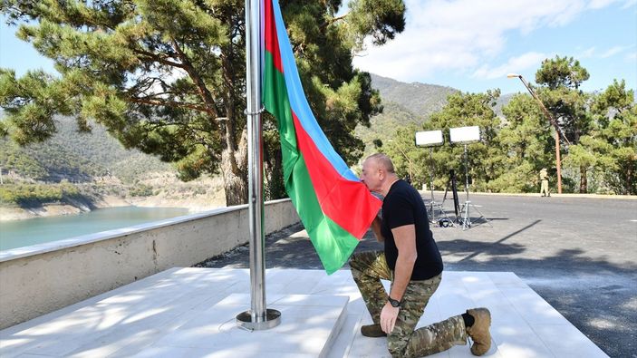 İlham Aliyev, ordunun kontrolüne geçen bölgelerde Azerbaycan bayrağını göndere çekti