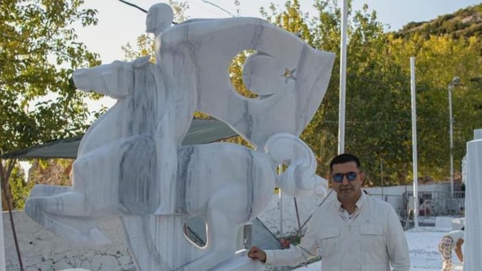 CHP'li Kuşadası Belediyesi'nden Cumhuriyet'in 100. yılına özel heykel sergisi