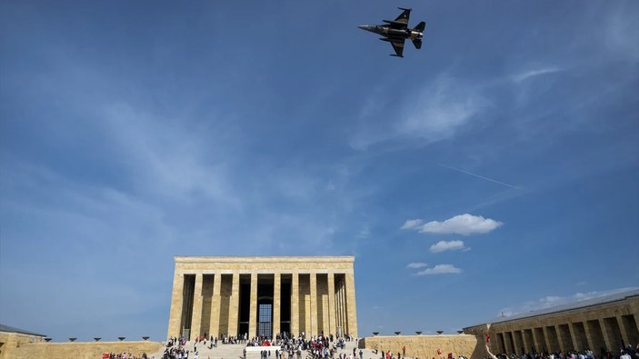 Nefesler tutuldu: SOLOTÜRK, Anıtkabir üzerinde prova uçuşu yaptı