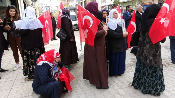 Van'da evlat nöbeti tutan anne: İsrail neyse HDP'de o!