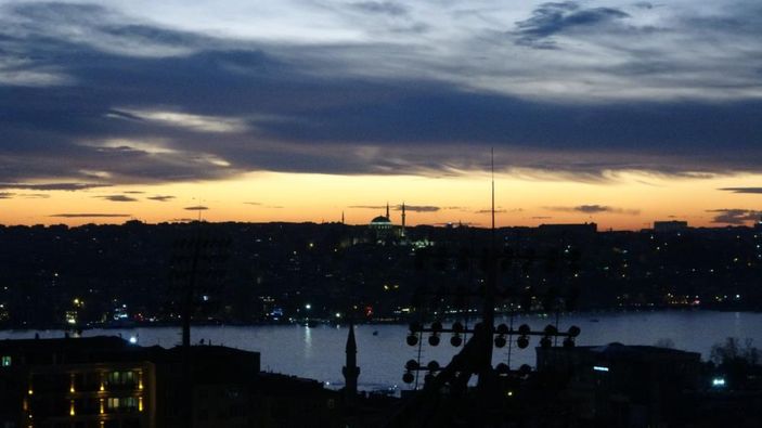 İstanbul Taksim'de gün batımı kartpostallık görüntüler oluşturdu