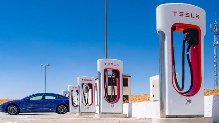 Son kale de yıkıldı: Stellantis, Tesla'nın şarj standardını benimseyecek