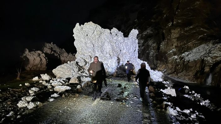 Van'da kara yolu çığ nedeniyle kapandı