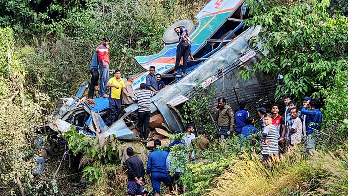 Hindistan'da yolcu otobüsü şarampole yuvarlandı: 36 ölü